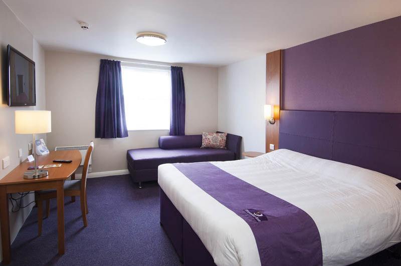 Premier Inn Milton Keynes Central Exterior foto